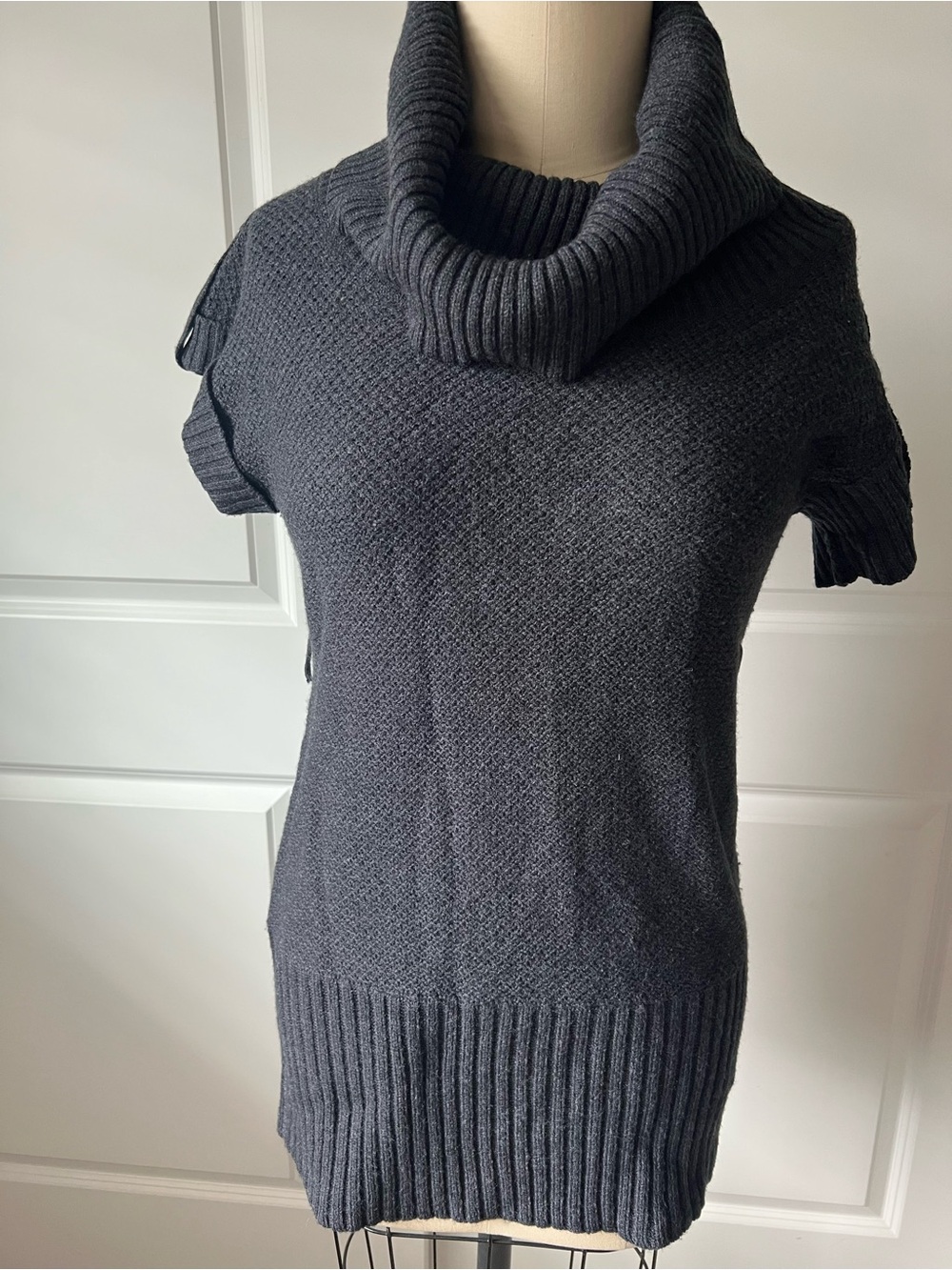 Short-Sleeve Turtleneck Sweater in Gray